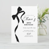 Modern black bow 30th birthday party invitation (Debout devant)