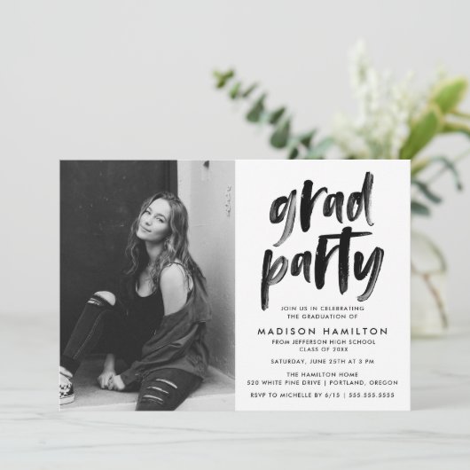 Modern Black Brush Script Photo Graduparty Kaart (Staand voorkant)