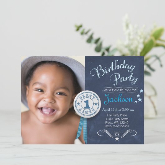Modern Black Chalkboard First Birthday Party Boy Kaart (Staand voorkant)