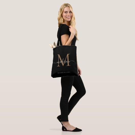 Modern Black Gold Monogram Script Name Initiaal Draagtas (Op model)