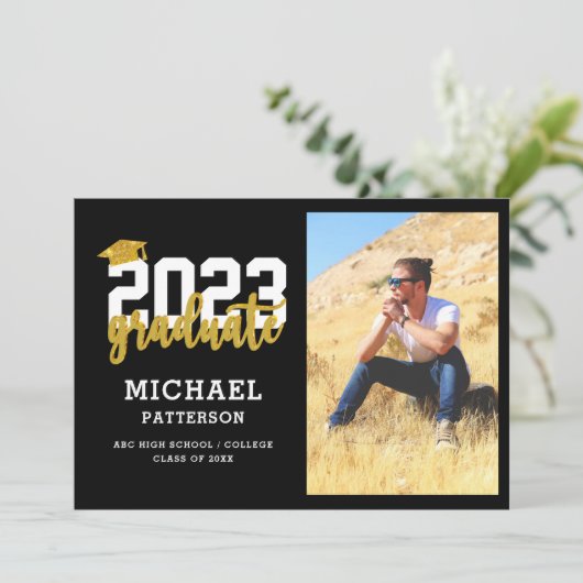 Modern Black Gold Script Photo Afstuderen Aankondiging (Staand voorkant)