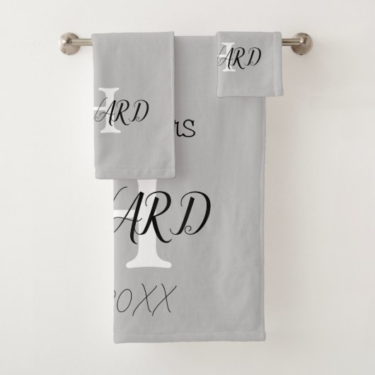 Modern Black Grey White Monogram Name Passen getro Bad Handdoek (Insitu)