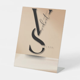 Modern Black Monogram "VS" Pedestal Sign Reclamebord Met Voetstuk