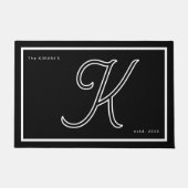 Modern Black White Monogram Script Family Name Deurmat (Voorkant)