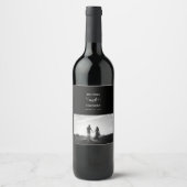 Modern Black & White Script Couple Photo Wedding Wijn Etiket (Voorkant)