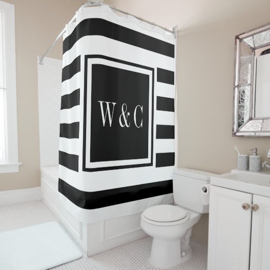Modern Black White Stripe Trendy Monogram Douchegordijn (In situ)