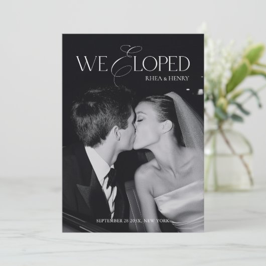 Modern Black & White We Eloped Wedding Aankondiging (Staand voorkant)