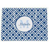 Modern blauw en wit geometrisch monogram met naam large cadeauzakje (Voorkant)