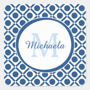 Modern blauw en wit geometrisch monogram met naam vierkante sticker