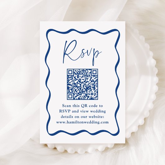 Modern Blauw Golvend Lijst QR Code Bruiloft RSVP Informatiekaartje