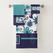 Modern blauw turquoise bloem monogram bad handdoek (Insitu)