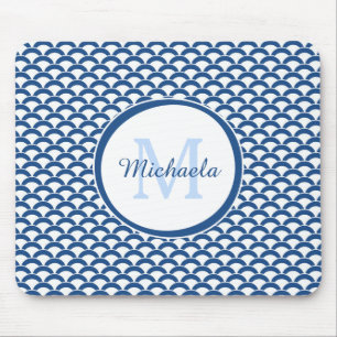 Modern Blue and White Scallops Monogram en Naam Muismat