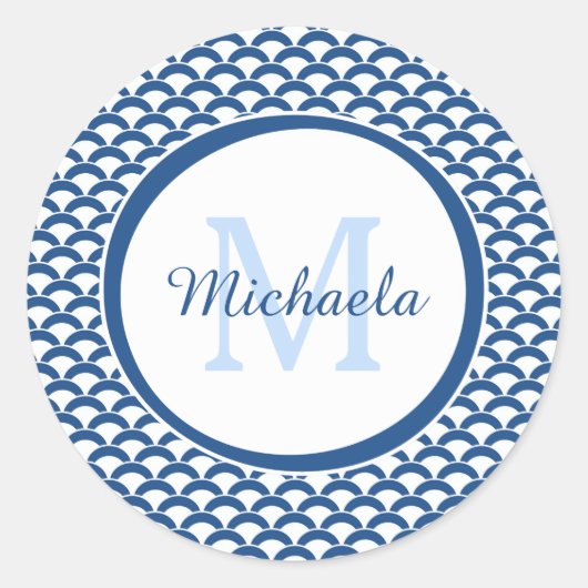 Modern Blue and White Scallops Monogram en Naam Ronde Sticker (Voorkant)