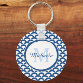 Modern Blue and White Scallops Monogram en Naam Sleutelhanger (Voorkant)