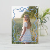 Modern Blue Bow Photo Graduation Party Invitation (Debout devant)