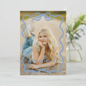 Modern Blue Bow Photo Graduation Party Invitation (Debout devant)