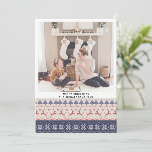 Modern Blue Nordic Sweater Flying Reindeer Pattern Feestdagenkaart (Staand voorkant)