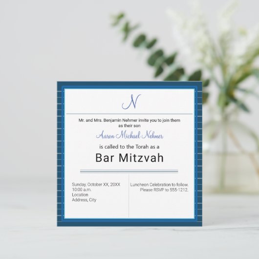 Modern Blue Stripe Monogram Bar Mitzvah Kaart (Staand voorkant)