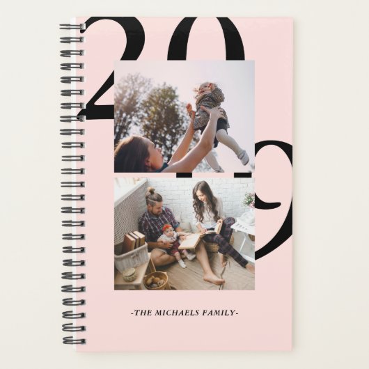 Modern Blush Twee Foto Polka Dot Patroon en Jaar Planner (Voorkant)