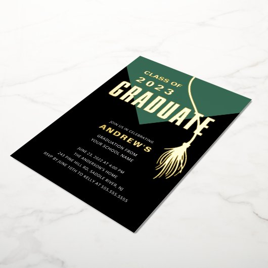 Modern Bold Green Afstudeerder Pet Afstuderen Folie Uitnodiging (Gedraaid)