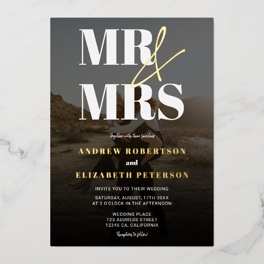 Modern bold Mr Mrs script zwarte foto bruiloft Folie Uitnodiging (Voorkant)
