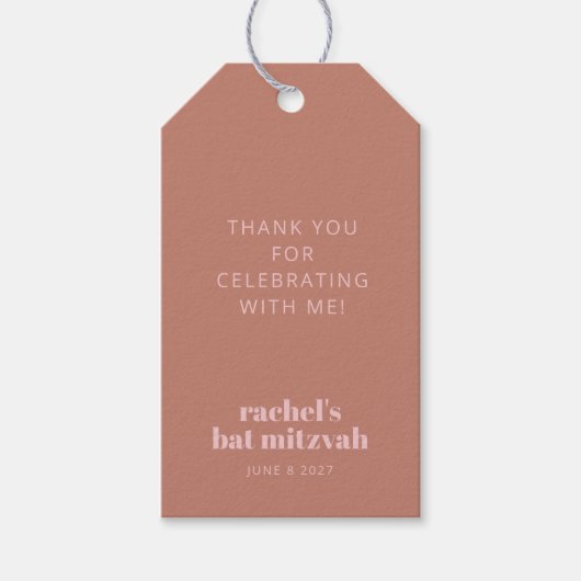 Modern Bold Typography Terracotta Pink Bat Mitzvah Cadeaulabel (Voorkant)