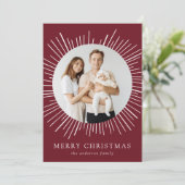 Modern Bourgondië Sunburst Vrolijk Kerstfeest 2 Fo Feestdagenkaart (Staand voorkant)