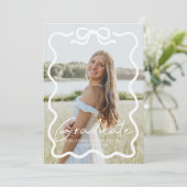 Modern Bow Photo Graduation Party Invitation (Debout devant)