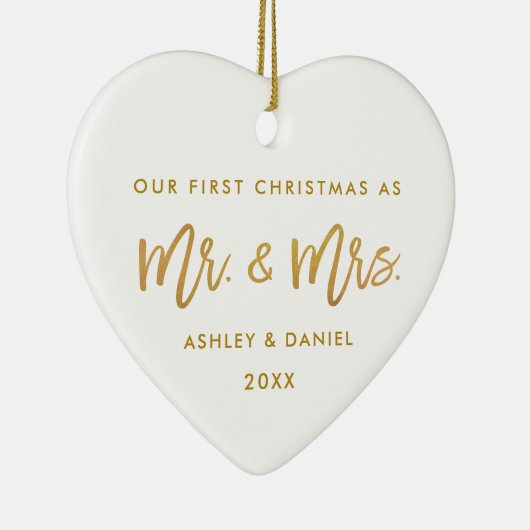 Modern Brush Script Gold First Kerstmis, Mrs. Keramisch Ornament (Rechts)