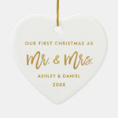 Modern Brush Script Gold First Kerstmis, Mrs. Keramisch Ornament (Achterkant)