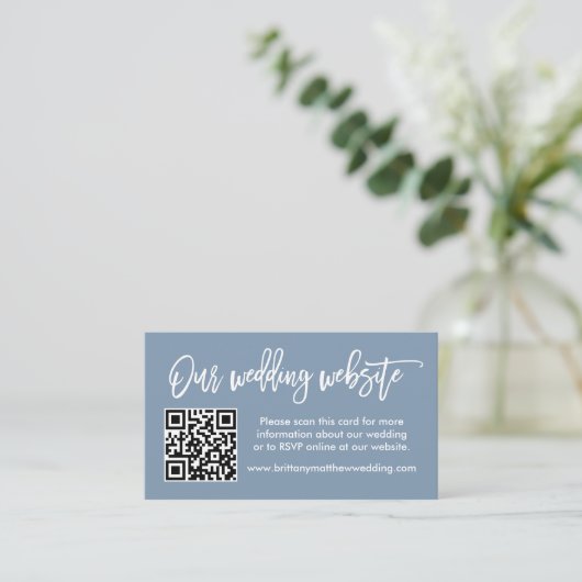 Modern Brush Script Weddenschap website QR Dusty B Informatiekaartje (Staand voorkant)