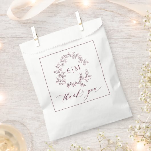 Modern Burgundy Leafy Crest Monogram Weddenschap Bedankzakje (Geknipt)