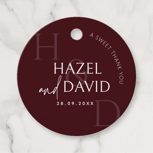 Modern Burgundy Monogram Minimalist Wedding Bedankjes Labels (Voorkant)