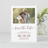 Modern Burgundy Script Wedding Save the Date Kaart (Staand voorkant)