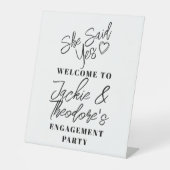 Modern Calligraphy Engagement Party Welkom Pedest Reclamebord Met Voetstuk (Voorkant)