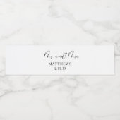 Modern chic black calligraphy script Mr. en mrs. Waterfles Etiket (Enkel label)