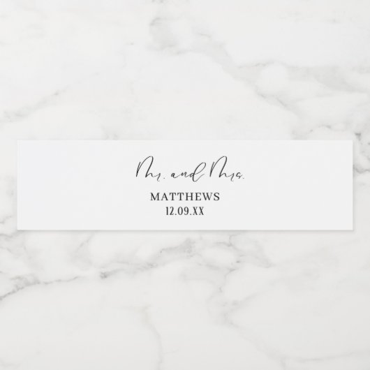 Modern chic black calligraphy script Mr. en mrs. Waterfles Etiket (Enkel label)