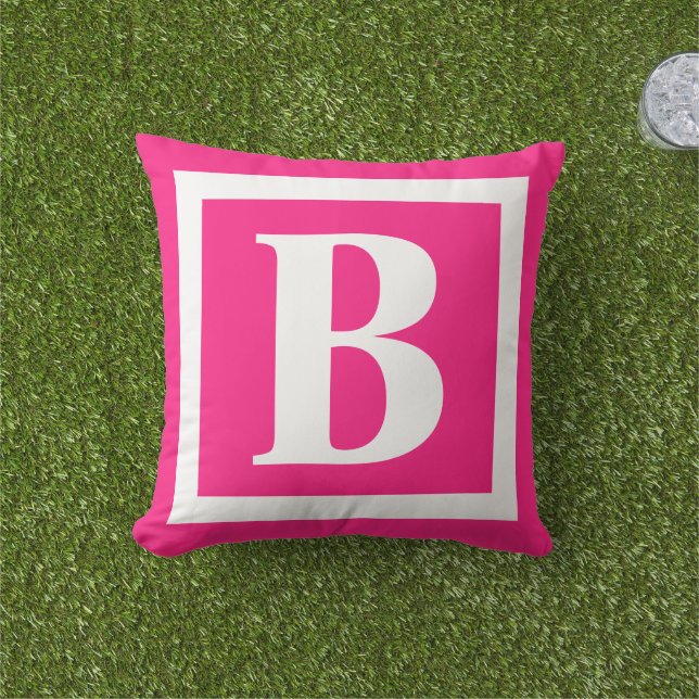 Modern Chic Hot Pink Monogram Initiaal Buitenkussen (Gras)