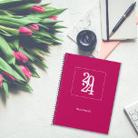 Modern Chic Pink 2024 Mensuel hebdomadaire<br><div class="desc">Simple Elegant Pink Minimalist Planner est parfait pour les usages quotidiens, les employés de bureau, les planificateurs d'événements, ou pour toute utilisation professionnelle et personnelle. Son design est élégant, minimaliste, simple, élégant, moderne et parfait look d'entreprise. est livré avec une année et nom personnalisable, une façon parfaite de personnaliser. Ce...</div>