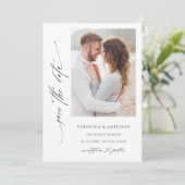 Modern Chic Script Photo Enregistrer la carte Date (Debout devant)