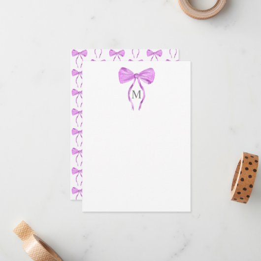 Modern Chick Waterverf Bow Monogram Notitiekaartje (Voorkant / Achterkant in situ)