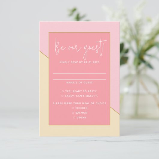 Modern chique pastel roze crème gouden script brui RSVP kaartje (Staand voorkant)