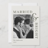 Modern Classic Sage Typography Married and Bright Feestdagenkaart (Voorkant)