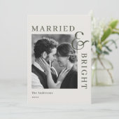 Modern Classic Sage Typography Married and Bright Feestdagenkaart (Staand voorkant)