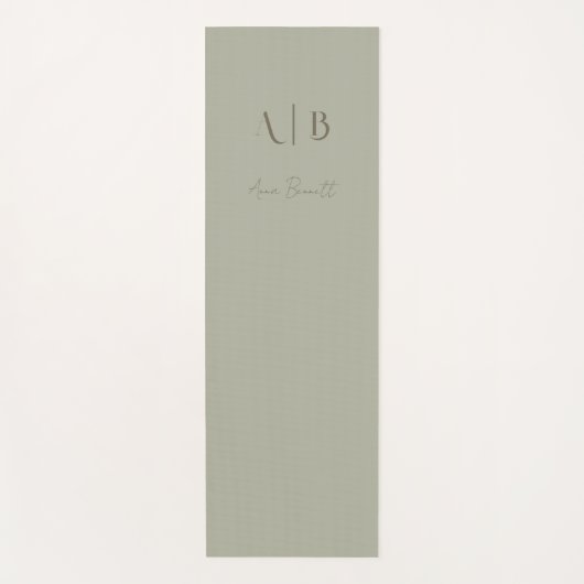 Modern Custom Monogram Initialen Naam Dusty Sage Yogamat (Voorkant)