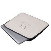 Modern Custom Monogram Initialen Naam Licht Beige Laptop Sleeve (Voorkant onderkant)