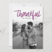 Modern Dankbaar Paarse Waterverf Script Foto Feestdagenkaart (Voorkant)