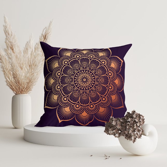 Modern donker Paarse perzik mandala Kussen (Modern Dark Purple Peach Mandala Throw Pillow in a white room with dry flowers.)