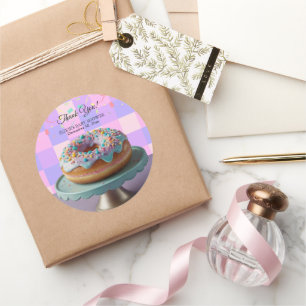 Modern Donut Sprinkles Geruit Baby shower Ronde Sticker