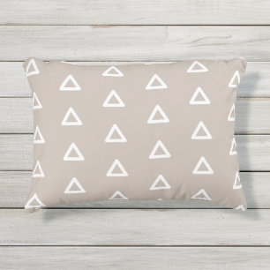 Modern driehoekspatroon Tan & White Geometric Buitenkussen